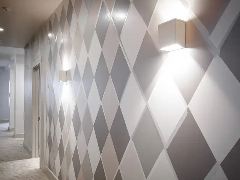 Pola diamond berulang dua warna di lorong rumah dengan pencahayaan lembut